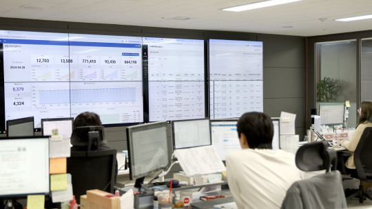 서울 강서구 마곡동 하이엠솔루텍의 상황관제실에서 관제요원들이 상황을 모니터링 하고 있다. 하이엠솔루텍 제공